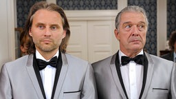 Andrés (Joachim Lätsch, r.) und Michaels (Erich Altenkopf, l.) Trauung steht kurz bevor - doch Michael überkommen plötzlich Zweifel.