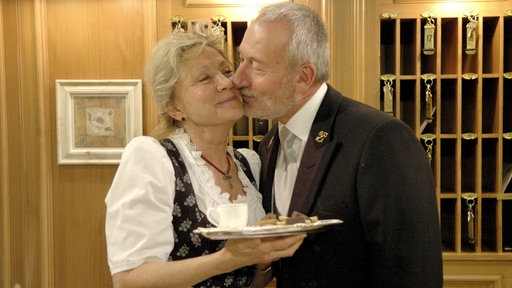 Hildegard (Antje Hagen, l.) und Alfons (Sepp Schauer, r.) turteln.