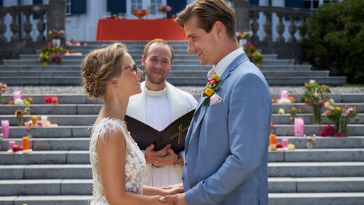 Josie (Lena Conzendorf, l.) und Paul (Sandro Kirtzel, r.) heiraten am Turm, einem Ort, der sie ganz besonders verbindet.