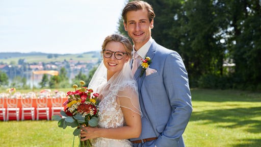 Hochzeit von Josie (Lena Conzendorf, l.) und Paul (Sandro Kirtzel, r.).