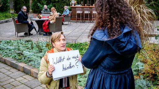 Gerry (Johannes Huth, l.) macht Shirin (Merve Çakır, r.) einen ebenso heiteren wie bezaubernden Heiratsantrag.