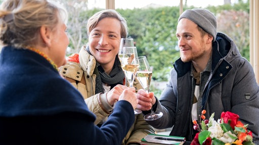 Helene (Sabine Werner, l.) und Max (Stefan Hartmann, r.) freuen sich ergriffen, dass Gerry (Johannes Huth, M.) heiraten wird.