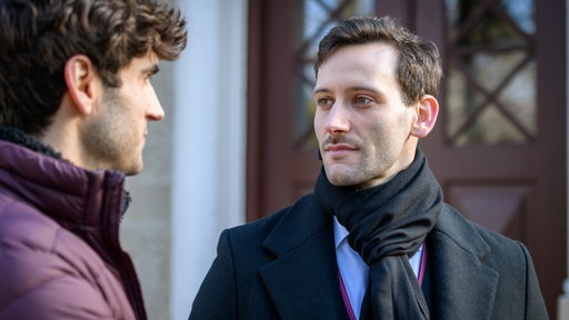 Julian (Tim Borys, r. mit Christopher Jan Busse. l.) hat eine emotionale Erkenntnis.