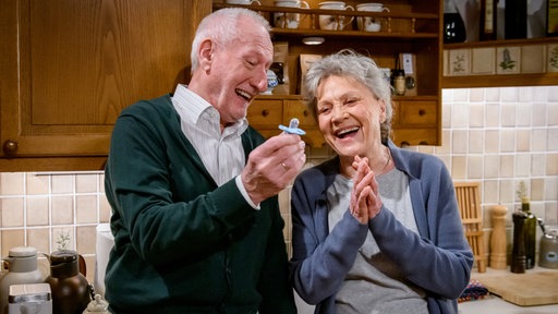 Alfons (Sepp Schauer, l.) und Hildegard (Antje Hagen, r.) freuen sich über ihre Rolle als Großeltern.