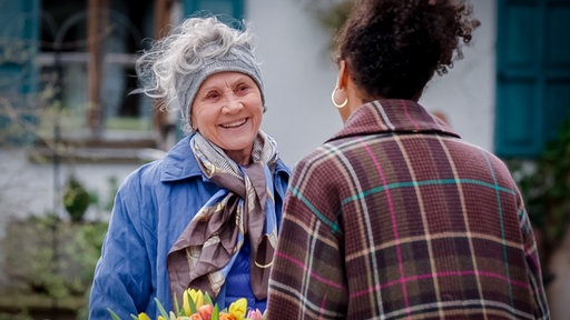 Nicole (Dionne Wudu, r. mit Antje Hagen, l.) ist äußerst angetan von einem heimlichen Unterstützer.