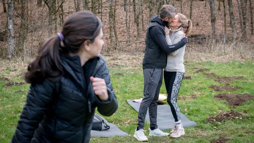 Eriks (Sven Waasner, M.) Teilnahme beim Betriebssport löst bei Yvonne (Tanja Lanäus, r. mit Yeliz Simsek, l,) zwiespältige Gefühle aus.