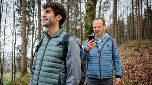 Markus (Timo Ben Schöfer, r.) bricht ahnungslos zu einer Wanderung mit Noah (Christopher Jan Busse, l.) auf.