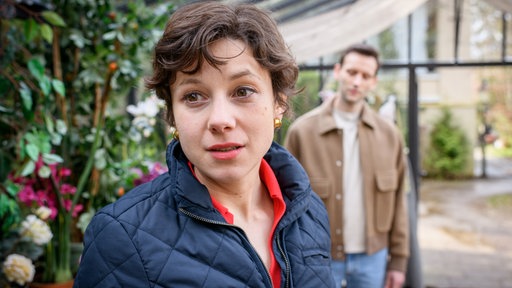 Eleni (Dorothée Neff, l. mit Tim Borys, r.) hadert mit ihrem Gefühlschaos.