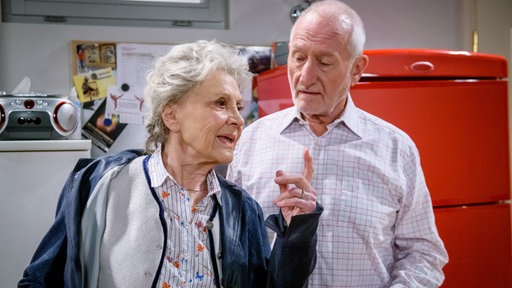 Alfons (Sepp Schauer, r.) und Hildegard (Antje Hagen, l.) sind erleichtert, dass der "Fürstenhof" erhalten bleibt.