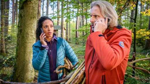 Michael (Erich Altenkopf, r.) und Nicole (Dionne Wudu, l.) erfahren unwohl von dem geflohenen Häftling.