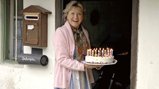 Hildegard (Antje Hagen) hat für den Geburtstag ihrer Tochter einen Kuchen gebacken.