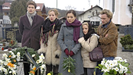 Bei der Beerdigung von Lauras (Henriette Richter-Röhl, m.) Vater stehen ihr Lars (Wayne Carpendale, l.), Marie (Isabella Jantz, 2.v.l.), Tanja (Judith Hildebrandt, 2.v.r.) und Mike (Florian Böhm, r.) bei.