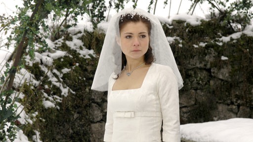 Laura (Henriette Richter-Röhl) lässt die Hochzeit platzen. Weinend irrt sie im Brautkleid durch den verschneiten Park.