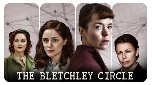 Vier Protagonistinnen vor einer Stadtkarte, auf der Pinsgesetzt und verbunden sind, auf dem Bild der Schriftzug "The Bletchley Circle"