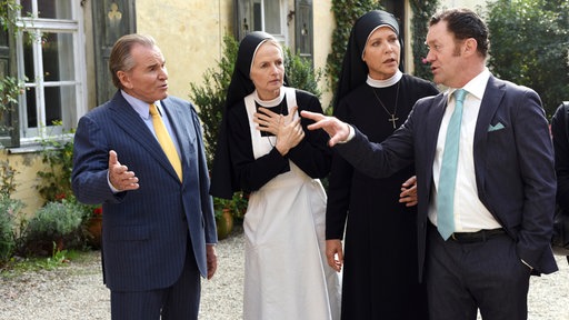 Schwester Hanna (Janina Hartwig, 2.v.r.) und Schwester Agnes (Emanuela von Frankenberg, 2.v.l.) versuchen, den Streit zwischen Wöller (Fritz Wepper, l.) und Hubert Ederer (Jürgen Tonkel, r.) zu schlichten.