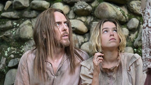 Lucky Flynn (Tim Minchin) und Meg Adams (Milly Alcock).