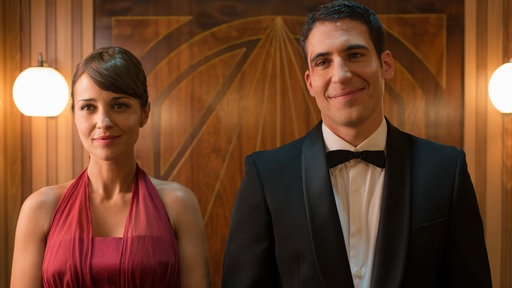 Ana Ribera (l., Paula Echevarría) und Alberto Marquez (r., Miguel Ángel Silvestre).