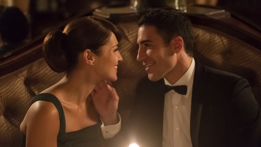 Ana Ribera (l., Paula Echevarría) und Alberto Marquez (r., Miguel Ángel Silvestre)