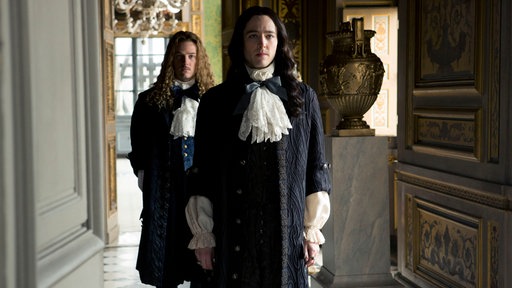 v.l.n.r. Chevalier (Evan Williams) und Philippe (Alexander Vlahos).