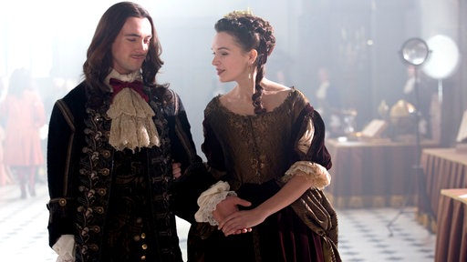 Louis XIV (George Blagden) und Montespan (Anna Brewster).