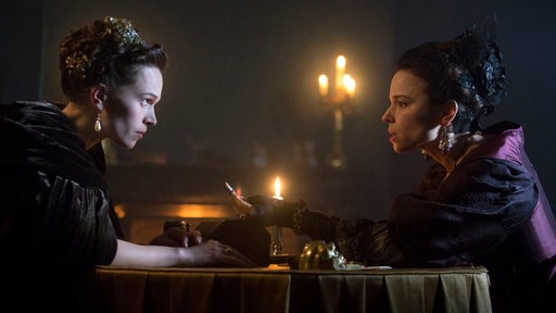 v.l.n.r. Montespan (Anna Brewster) und Madame Agathe (Suzanne Clément)