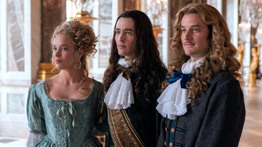 Prinzessin von der Pfalz (Jessica Clark), Louis XIV (George Blagden), Philippe (Alexander Vlahos)