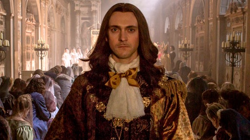 Louis XIV (George Blagden)