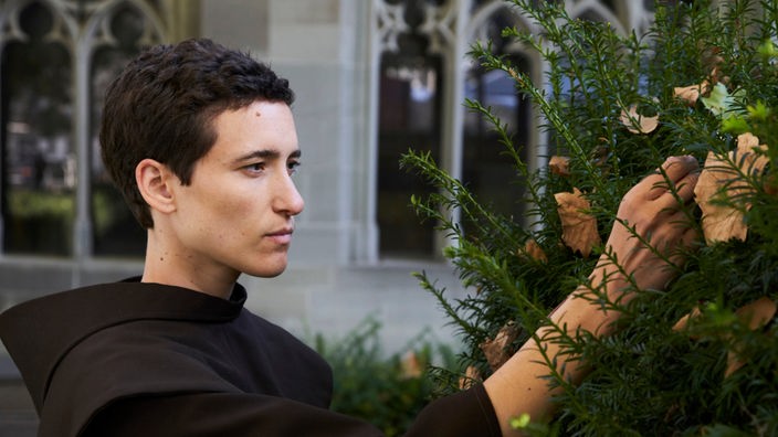 Im Klostergarten wird Nele auf den jungen Mönch Max (Valentia Repetto) aufmerksam.