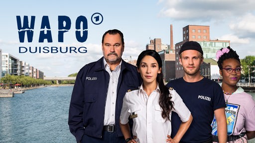 Auf dem Bild siht man eine junge Polizistin. Hinter ihr steht das Team. Ein älterer Polizist, ein junger politzist und eine junge Frau in Rosa. Auf dem Bild ist der Schriftzug "WaPo Duisburg".
