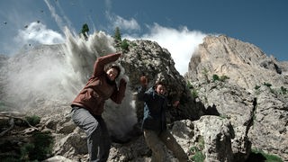 Sprung ins Nichts: Rebecca (Verena Altenberger) und Kim (Emma Drogunova) nach einer verheerenden Explosion.