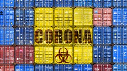 Gestapelte Container mit Schriftzug "Corona" und Biogefährdungszeichen