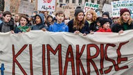 Junge Menschen demonstrieren für das Klima.