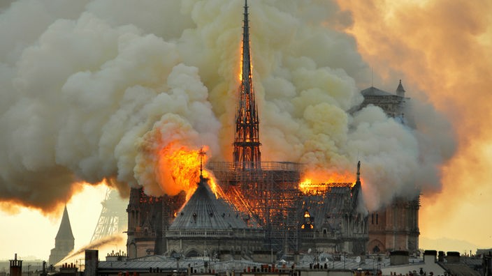 Die Kathedrale Notre Dame in Paris steht in Flammen