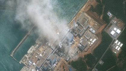 Brennender Reaktor Fukushima 01 von oben