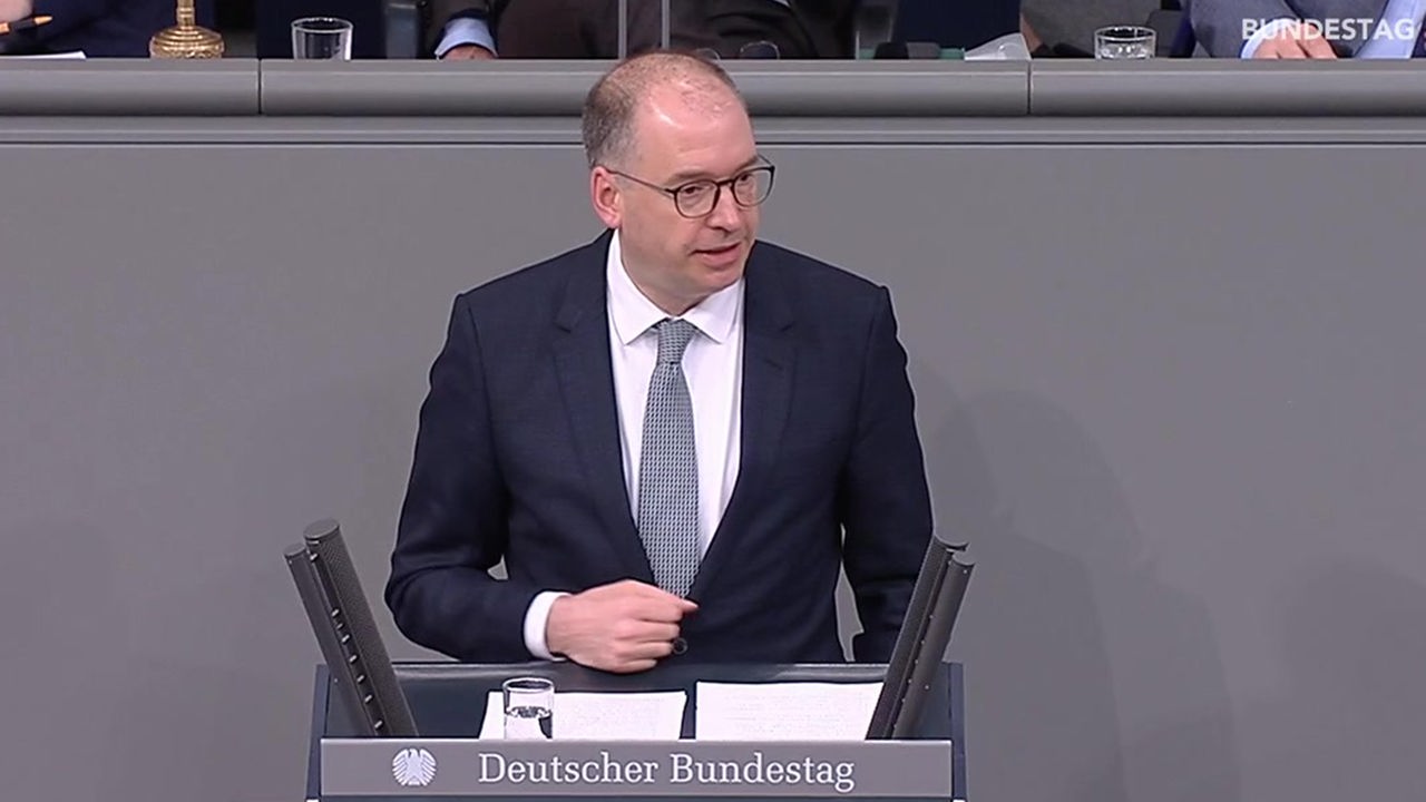 SPD-Politiker Niels Annen, Staatsminister des Auswärtigen Amtes, spricht vor dem Bundesparlament