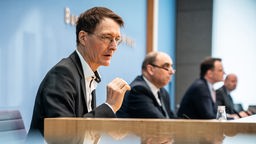 Karl Lauterbach, Lars Schaade und Jens Spahn auf der Pressekonferenz.