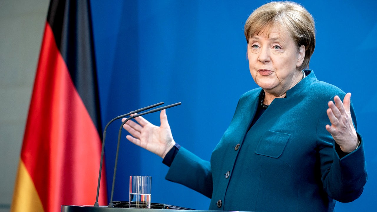 Angela Merkel ruft Bevölkerung zu "Verzicht und Opfern" auf.