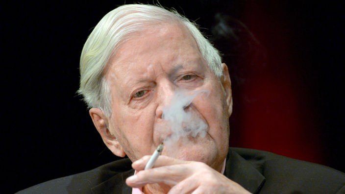 Altkanzler Helmut Schmidt (SPD) raucht kurz vor Beginn einer Gesprächsrunde der SPD im Theater.