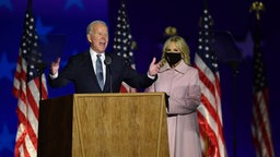 Joe Biden und seine Ehefrau in Wilmington auf einer Bühne. Der Demokratische Präsidentschaftkandidat spricht zu seinen Anhängern.