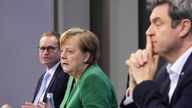 Die Pressekonferenz von Kanzlerin Angela Merkel (CDU), Markus Söder (CSU) und Michael Müller (SPD).