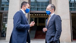 Bundesaußenminister Heiko Maas und sein italienischer Amtskollege Luigi di Maio tragen Gesichtsmasken im Design der europäischen Flagge