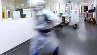 Krankenpfleger läuft über Flur der Intensivstation - Uni-Klinikum Schleswig-Holstein