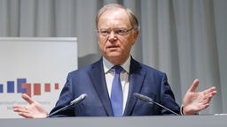 Niedersachsens Ministerpräsident Stephan Weil (SPD) am Rednerpult