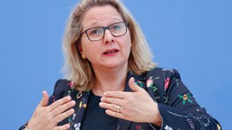 Bundesumweltministerin Svenja Schulze nimmt an einer Pressekonferenz zur Coronavirus-Krankheit (COVID-19) in Berlin teil.