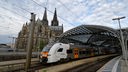 Ein Regionalzug verlässt den Kölner Hauptbahnhof