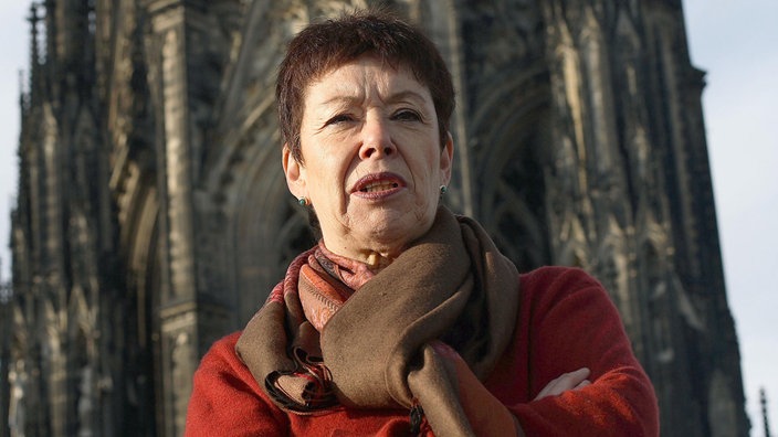 Ehemalige Dombaumeisterin Barbara Schock-Werner vor dem Kölner Dom.