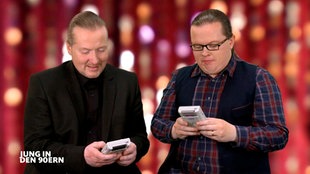 Ohne Gameboy ging nichts in den 90ern - die Musiker Joey (l) und Angelo Kelly daddeln heute noch gern!