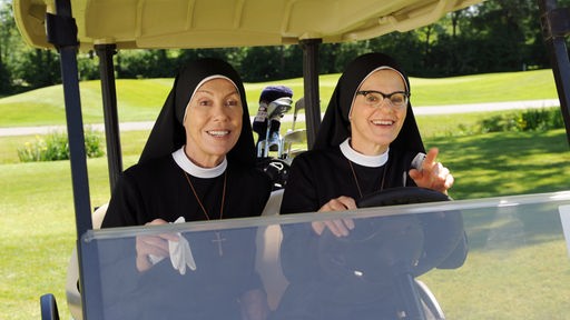 Gutgelaunt fahren die Mutter Oberin Louise von Beilheim (Gaby Dohm, l.) und Schwester Hildegard (Andrea Sihler, r.) über den Golfplatz auf der Suche nach Baltus Tennhagen.