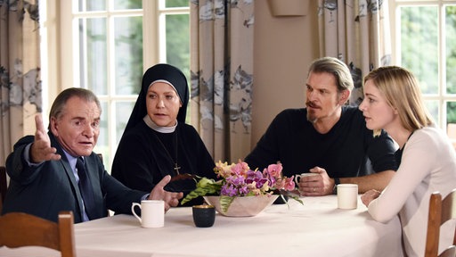 Bürgermeister Wöller (Fritz Wepper, l.) und Schwester Hanna (Janina Hartwig, 2. v. l.) müssen dem Ehepaar Seebald (Götz Otto, Julia Stinshoff) ein Geheimnis enthüllen.