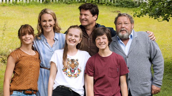 V.l.n.r.: Clara (Lisa-Marie Koroll), Tanja (Christina Athenstädt), Lotte (Anne-Sophie Triesch), Christian (Francis Fulton Smith), Paul (Julian König) und Bernd (Walter Plathe)